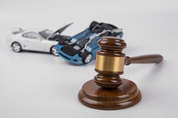 Why it makes sense to hire a car accident lawyer for your car accident claim